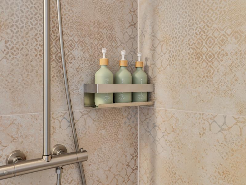 Detailfoto van groene verzorgingsflacons in de douche