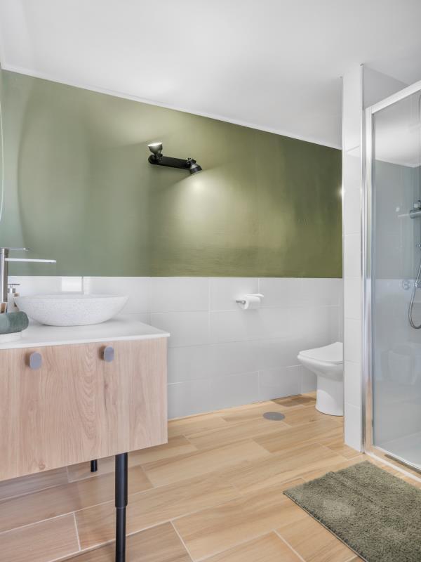 En-suite badkamer bij kamer 1 met inloopdouche en waskom