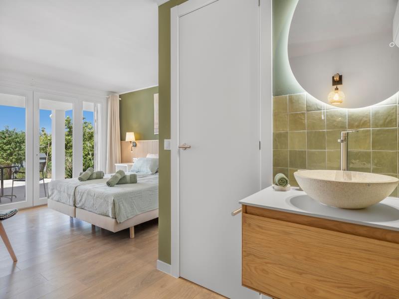Doorkijk van badkamer naar slaapkamer 2 met groene tegels