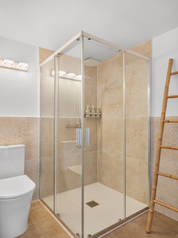En-suite badkamer bij kamer 2 met inloopdouche op maat