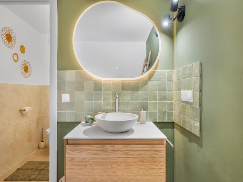 En-suite badkamer bij kamer 3 met organische spiegel